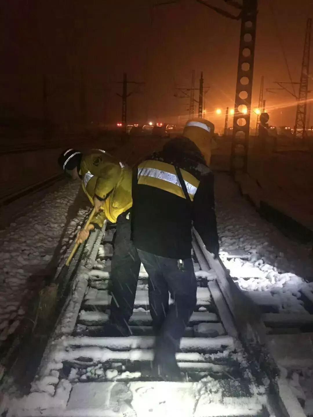 大雪袭城，却畅通无阻！只因为有可敬的他们