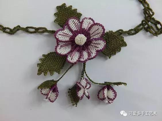 只是用针穿上了线不断绕圈打结，做出来的仿真花竟然比钩的还好看