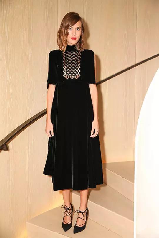 有哪些好看的小黑裙,小众又有设计感夏天必备小黑裙