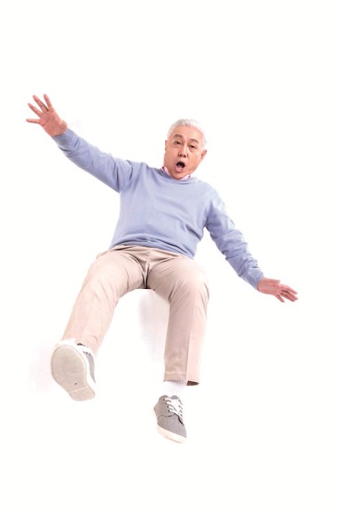 遇到老人跌倒该怎么扶,遇到摔倒的老人应该怎么急救