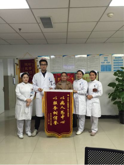 医患情深送锦旗,锦旗表谢意医患情