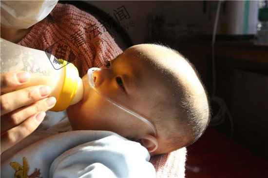 罕见石骨症求医视频,男孩患罕见石骨症