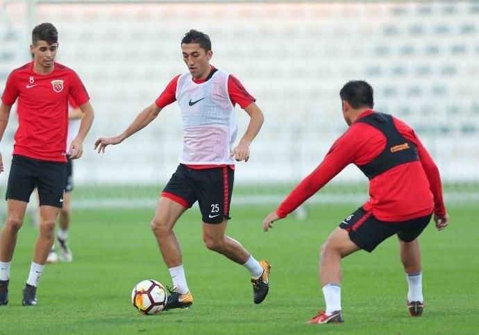 上港迪拜冬训,2020上海上港比赛前训练照片