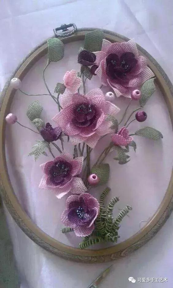 只是用针穿上了线不断绕圈打结，做出来的仿真花竟然比钩的还好看