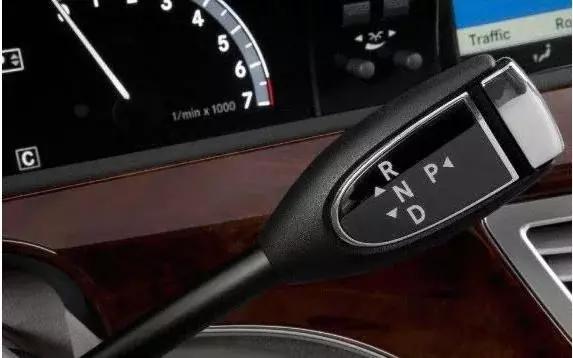 自动挡车怎么开最安全,自动挡冰雪下坡路怎么开