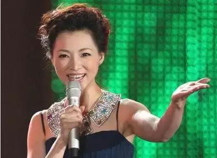 小黑瓶为什么是红色,小黑瓶是不是白里透红