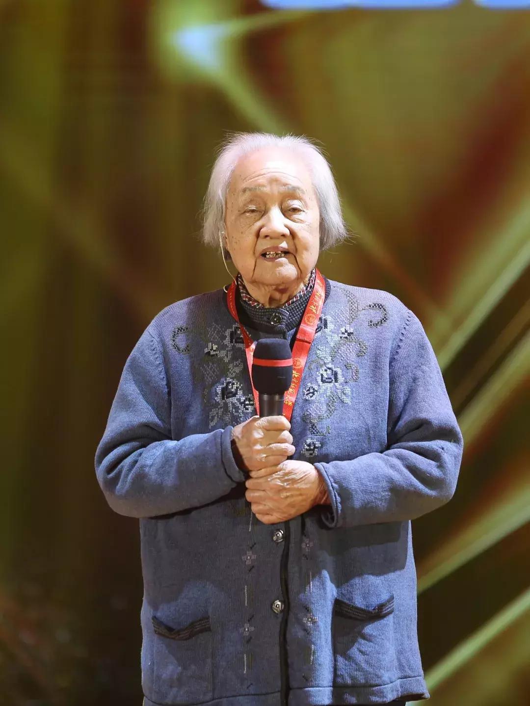 这两位90后的同框,告诉你什么是青春万岁丨2017“感动师大”新闻人物温情揭晓