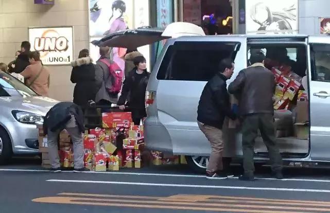 日本顾客无奈了：中国代购雇人排队买东京新年福袋