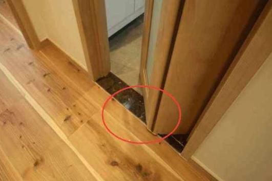 卫生间门打开撞到马桶上怎么解决,卫生间门避免撞马桶