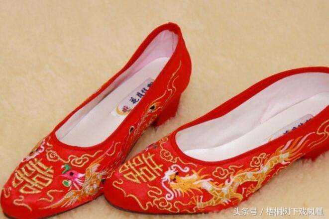 新娘婚鞋一定要是红的吗,新娘婚鞋要穿棕色的吗