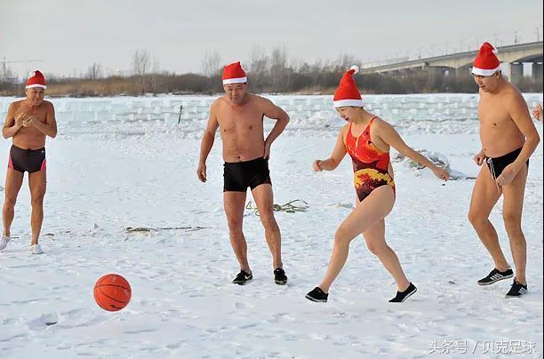 南方人给我听好，下雪了别嘚瑟，敢不敢来场雪地足球？