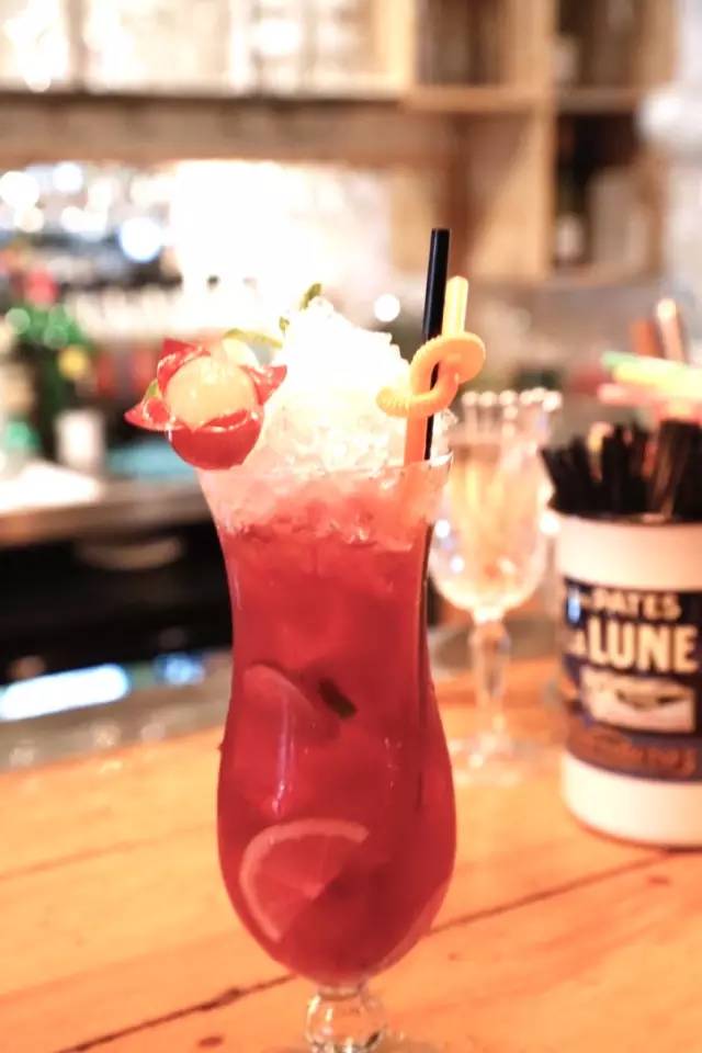 家附近居然藏着这么一家露天餐厅,市中隐藏的特色餐厅