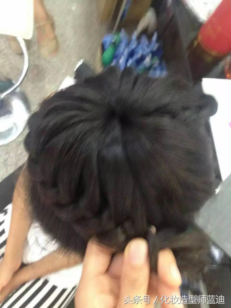 编发教程拉拉队,三股瀑布辫编发步骤图解