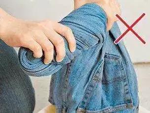 灰色牛仔裤已经褪色了怎么恢复,新买的牛仔裤怎么样处理不褪色
