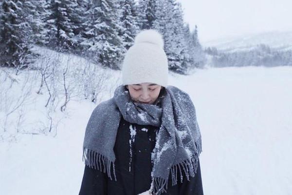 戴围巾散头发怎么办,散头发戴围巾的方法