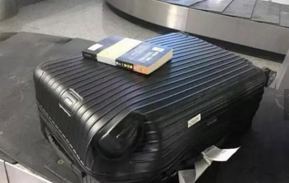 美女血拼五个Coach包带回国,然而,打开行李的一瞬间,啥都没了