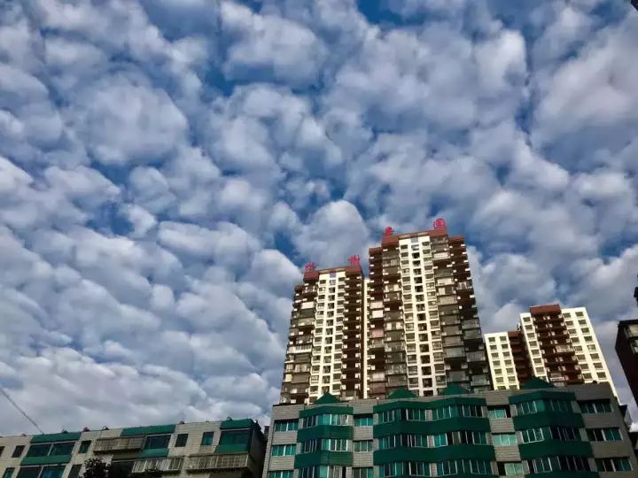 云南楚雄出现大片七彩祥云,七彩祥云云南大理