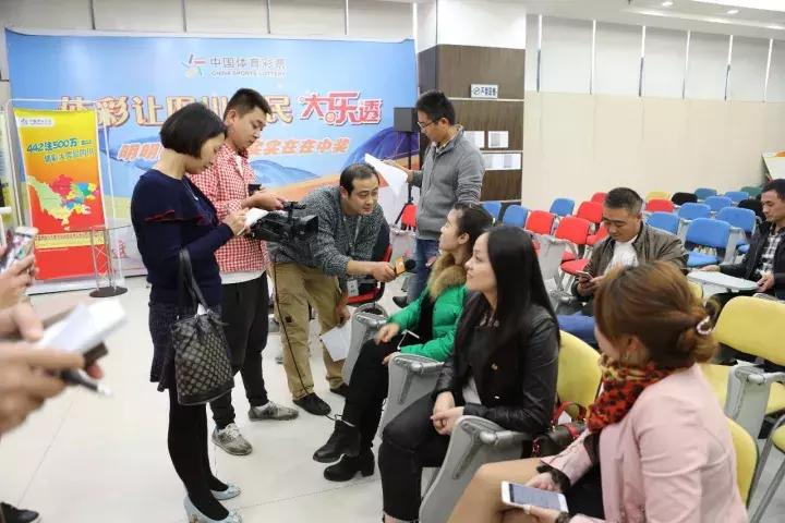 这17个巴中人真胆大！众筹买体彩中壕奖包车上成都露真容领走1040万