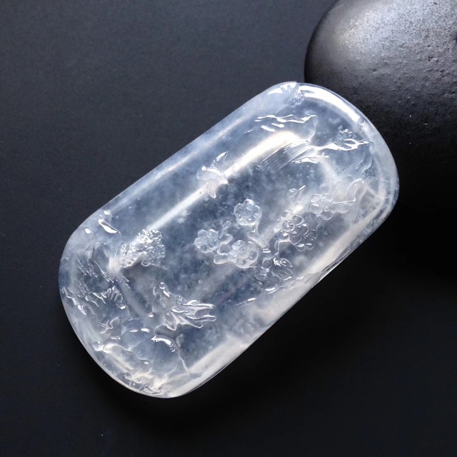 女人戴什么样式的黄金吊坠寓意好,项链吊坠款式是花形代表什么寓意