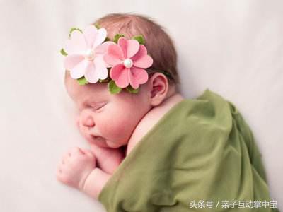 “纯母乳的孩子不用喝水?你没看到孩子嘴都干裂了还不给喝水?”