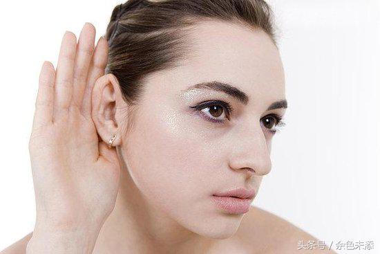 喜欢戴夸张耳饰的不止章子怡，还有她们