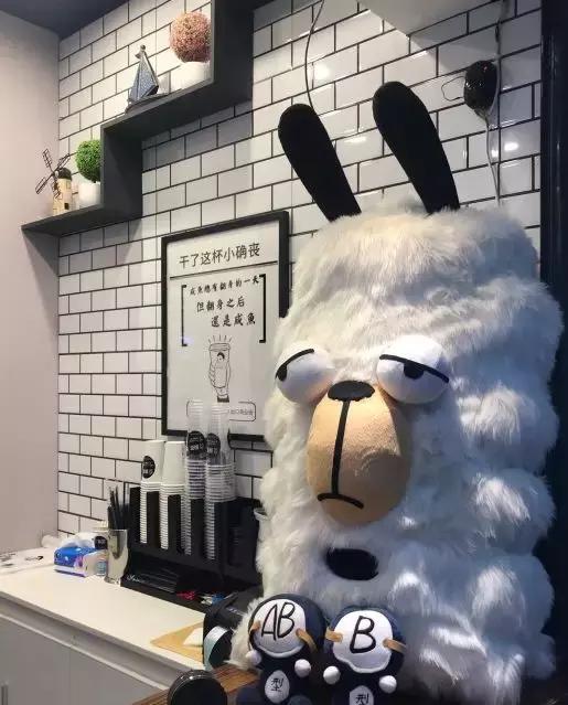 广州奶茶店被挤爆,奶茶店被挤爆