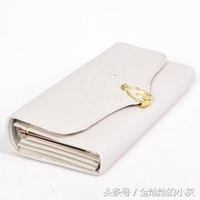 男子在海边捡到一个奇怪的东西,男子捡到奇怪物