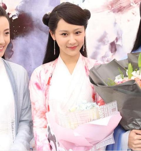 杨紫素颜法令纹明显吗,杨紫法令纹和嘴角纹怎么这么深