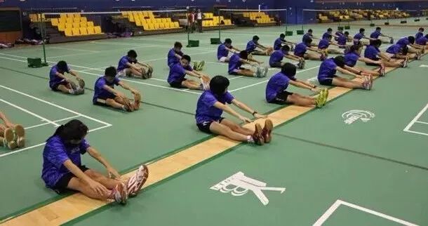 打球前怎样热身,打球必会的几个动作