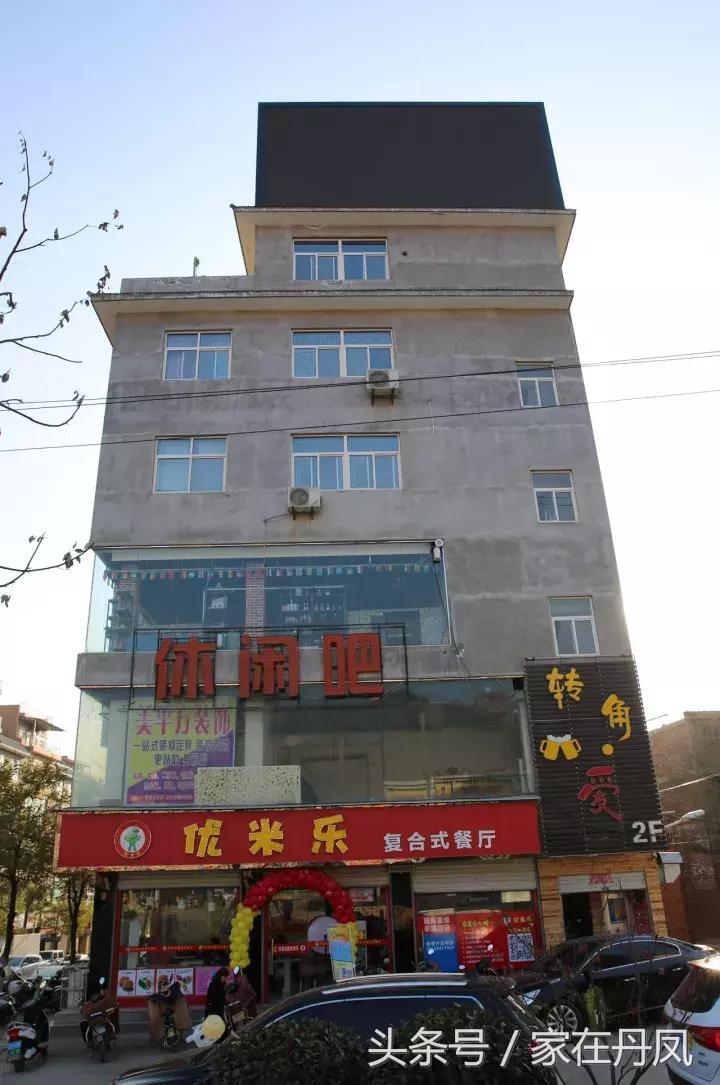 昨天晚上，大家都在广场抬头看一块屏幕！