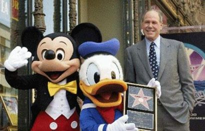 在争议中上位，却能买下“仇人”乔布斯口的公司