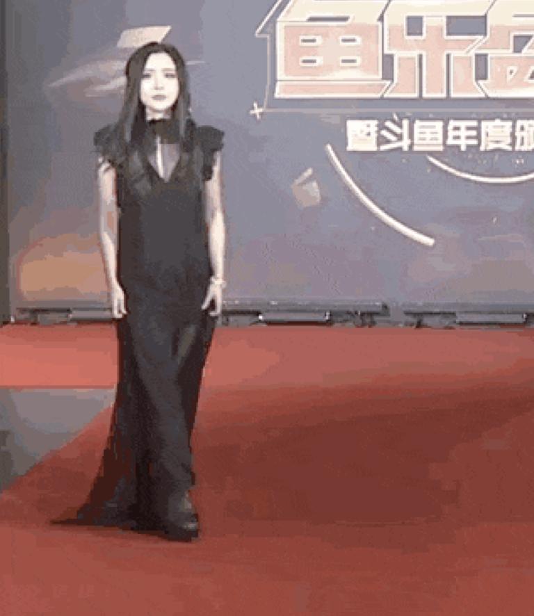 陈一发试了两天的衣服被吐槽太丑,但颜值和唱功真的比提莫阿冷好