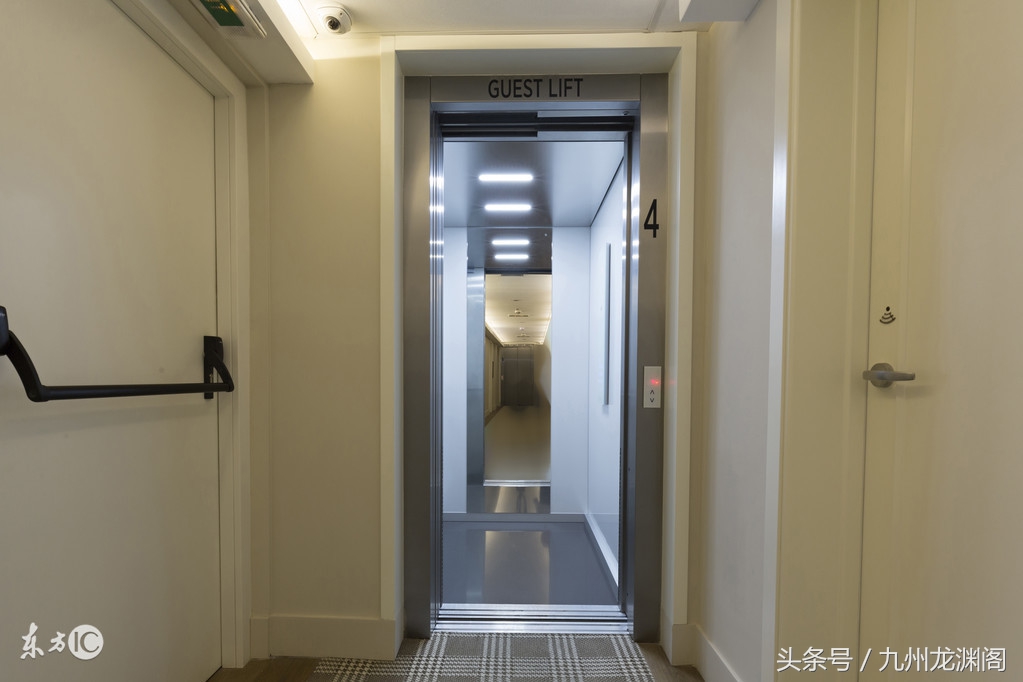 「你以为很酷,但实际上它影响你」大门宜避让邻门,忌与电梯门相对