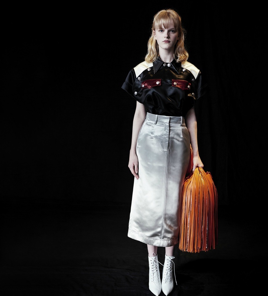 CK曝早春大片,耳环和裙装是亮点,衬衫丑只有超模能穿了