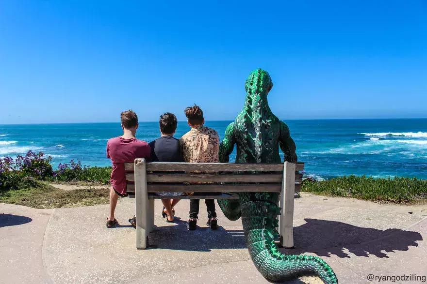 他花了20美元买一个玩具英语,花近10万元买大型恐龙模型