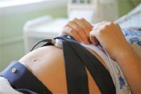 胎儿太顽皮脐带被扭成“麻花状”，幸亏妈妈这个习惯救他一命