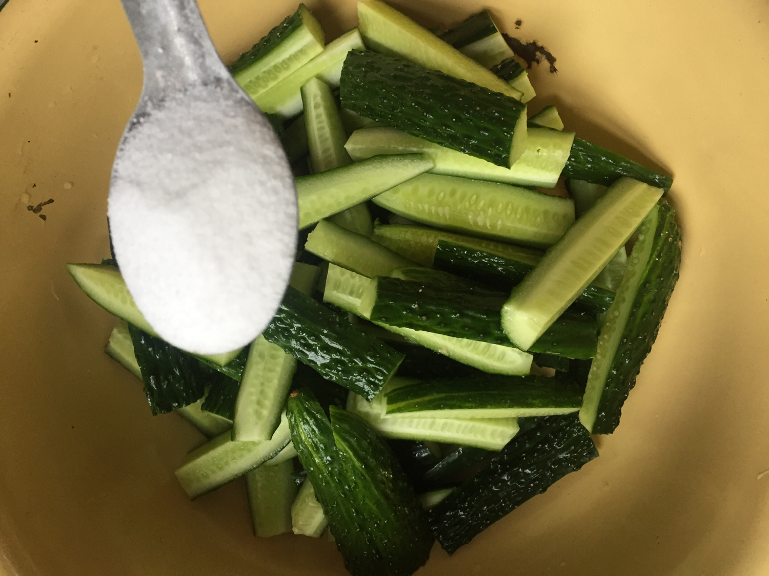 酱油腌辣椒黄瓜的做法,辣椒黄瓜咸菜教学视频