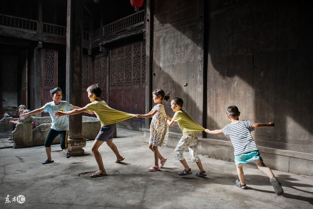 幼儿园户外最新游戏简单爬跳,童年游戏翻花绳慢动作教程