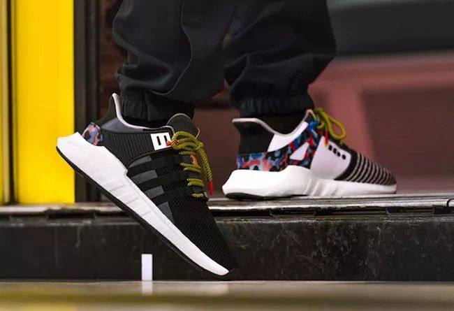 办地铁年卡，免费送阿迪达斯限量版运动鞋，鞋子还长得挺好看！