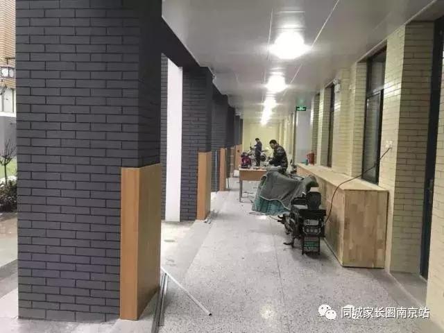 这所学校提前搬校区，家长纷纷抱怨“装修还没搞完呢，不放心”