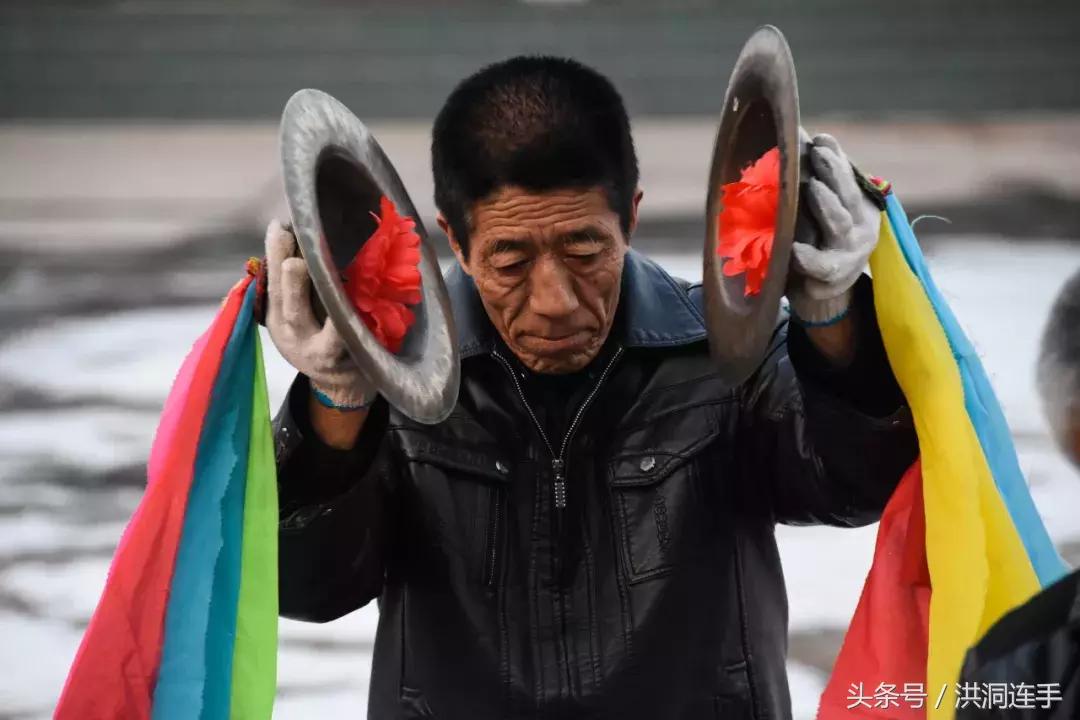 洪洞樊村这群老汉儿真乐哉，威风锣鼓敲得就是美！