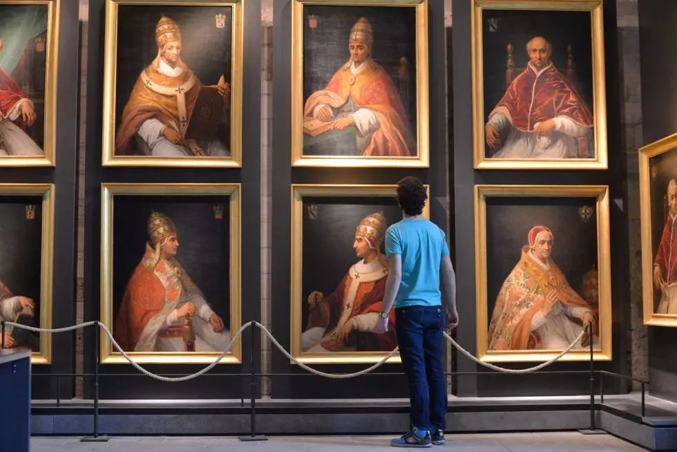 隐忍与信仰:浮雕下的教皇新堡,九代教皇的流离之路