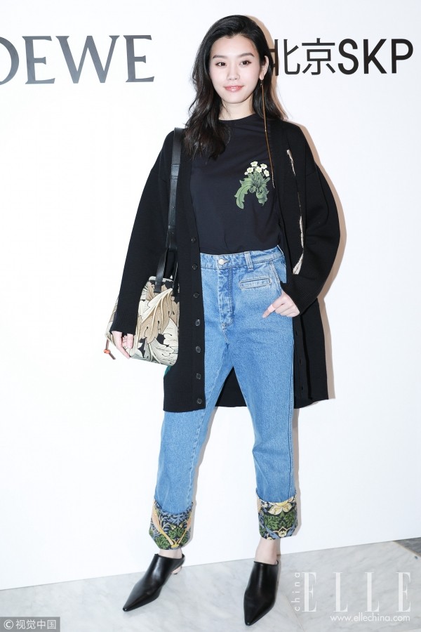 冬天加厚黑色牛仔裤,女生冬天穿黑色牛仔裤配过膝靴