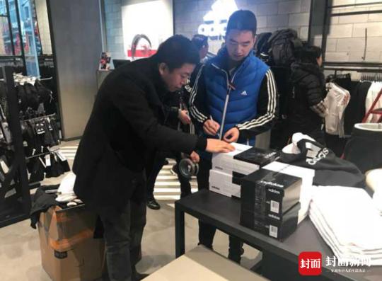 成都春熙路新百伦真假,成都春熙路现五家山寨新百伦