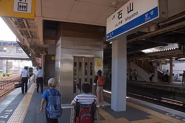 日本麻麻是这样带baby出门的...中国宝妈太羡慕！