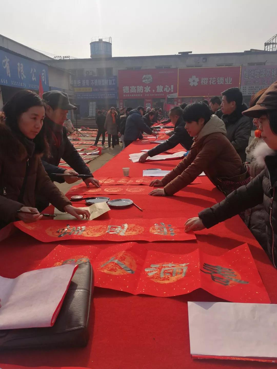 书法家为市民义写春联,咸阳三益建材市场