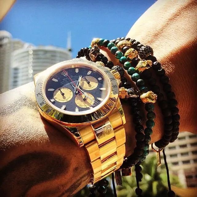 手表该怎么搭配金属表带好看 (老款手表戴出时尚)