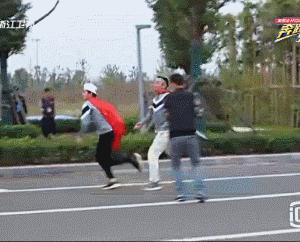 鹿晗踢足球什么水平啊,鹿晗踢足球偶像