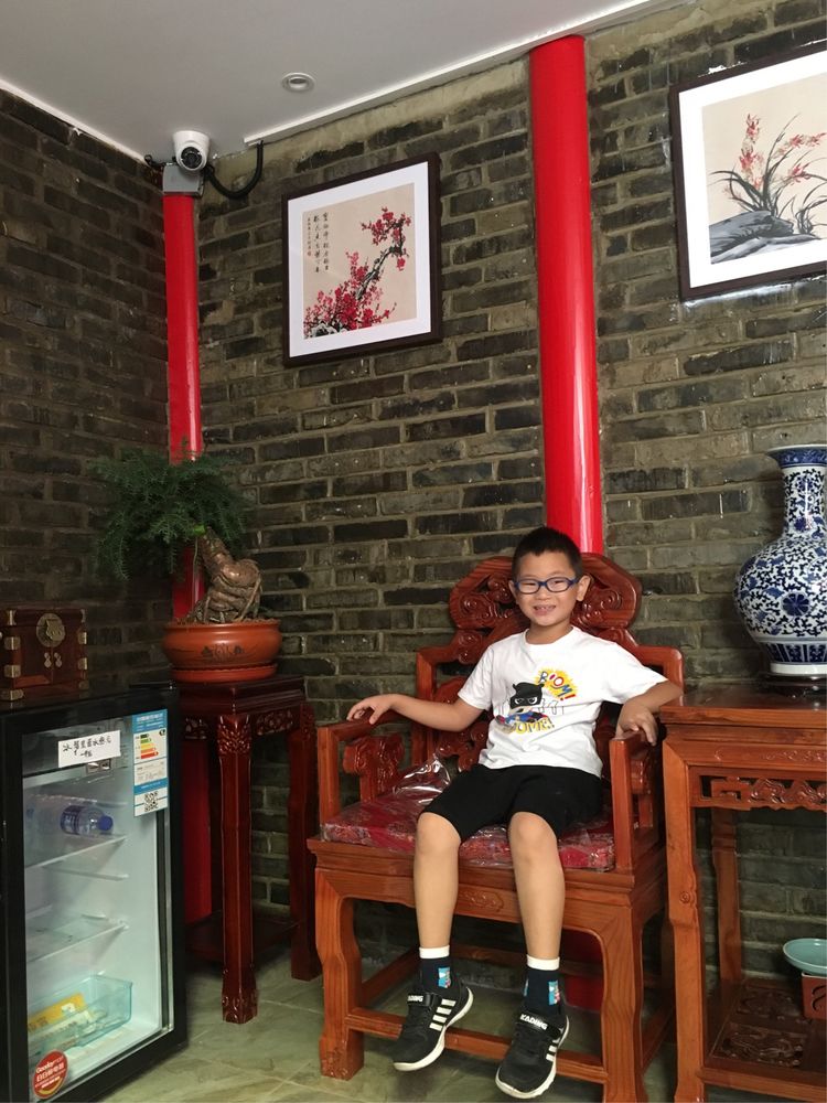 和小屁孩们一起出去玩的视频,和小屁孩玩的一天