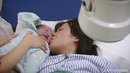 产房——女人的“生死门”，危险过后，总有那么一片安详！